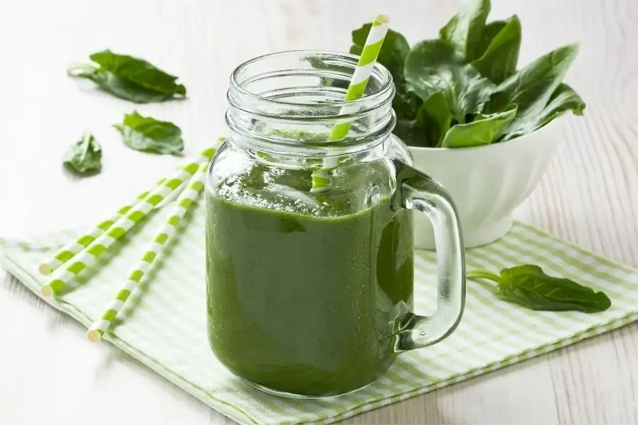 Sinh tố rau Bina và xà lách Xoong đơn giản tại nhà.