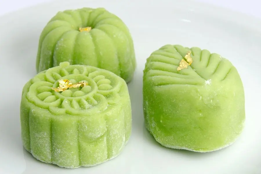 Bánh dẻo được làm từ bột nếp rang chín.