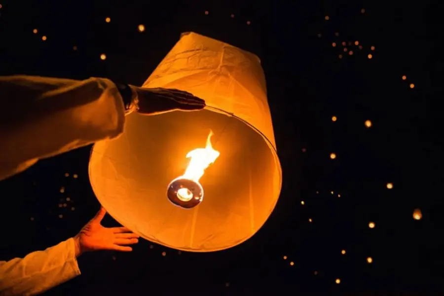 Cùng người yêu thả đèn lồng mong cầu tổ ấm hạnh phúc, lâu dài.