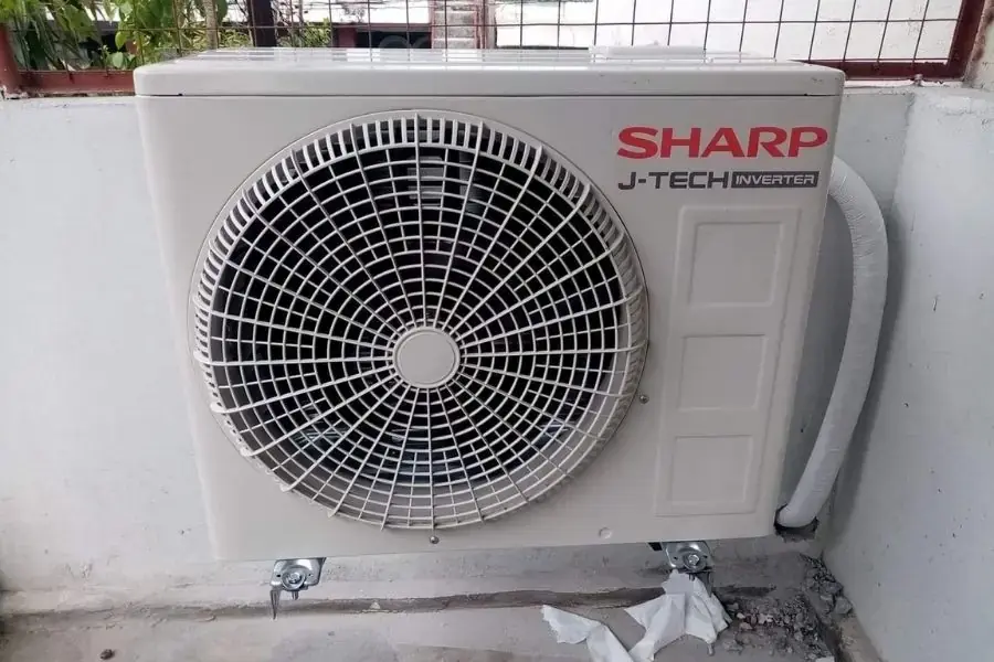 Vệ sinh cục nóng máy lạnh Sharp