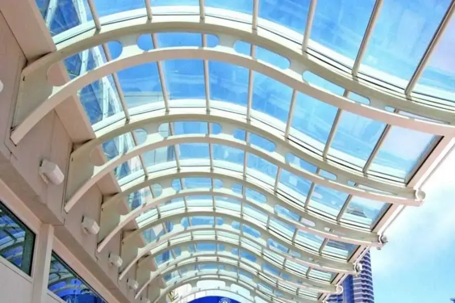 Hệ thống mái lợp thông minh được làm từ chất liệu nhựa PVC hoặc vật liệu cao su chất lượng cao.