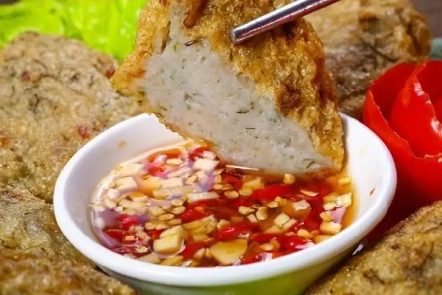 Chuẩn bị bát mắm tỏi ớt để ăn kèm cùng món chả cá thát lát chiên giòn rụm