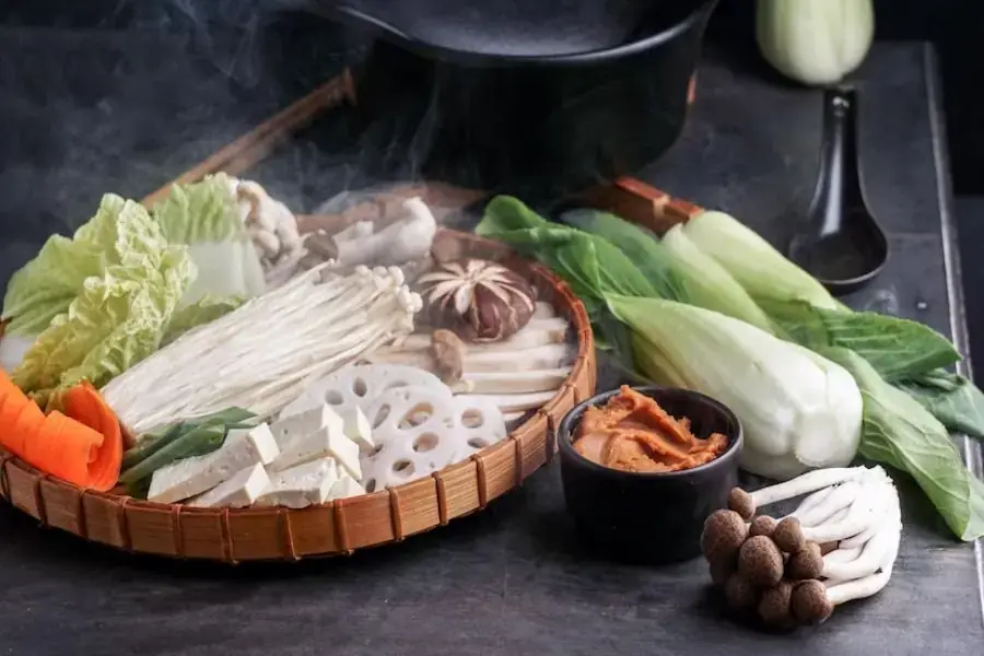 Cách trình bày món lẩu đẹp mắt với đa dạng các loại rau nhiều màu sắc