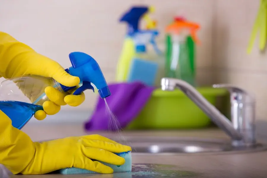 Sử dụng kem tẩy đa năng làm sạch dầu mỡ