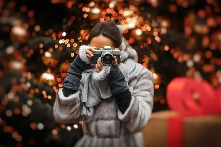 Sử dụng máy ảnh chuyên nghiệp để thực hiện bộ ảnh Noel cho bản thân.