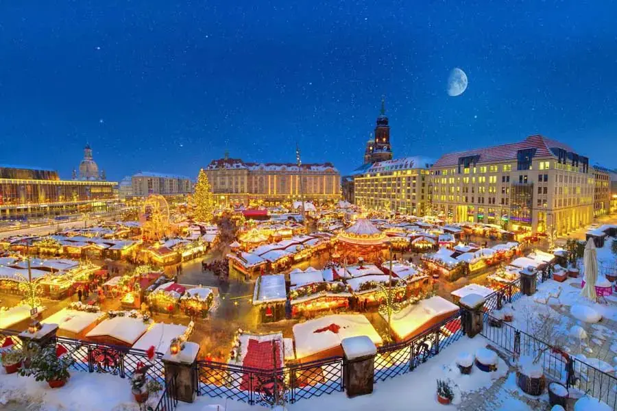 Một khu chợ Giáng Sinh khác tại Striezelmarkt, Dresden, Đức.