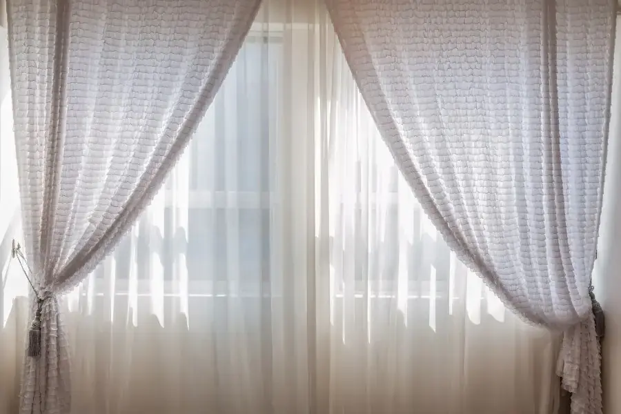 Rèm màn được vệ sinh sạch sẽ và lắp đặt lại như mới