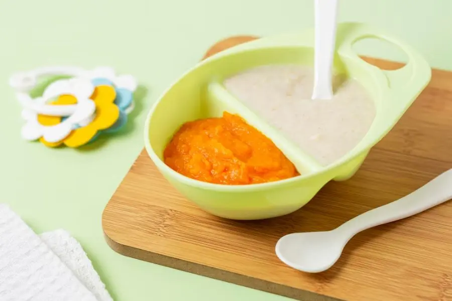 Bột ăn dặm tôm và cà rốt giúp bé đổi vị.