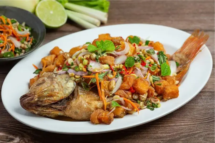 Cá chiên giòn giòn, béo béo là món ăn thích hợp cho bé