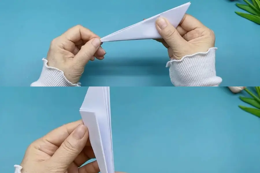 Kéo ngược 2 góc đáy của tam giác cho phần mũi chạm đỉnh.