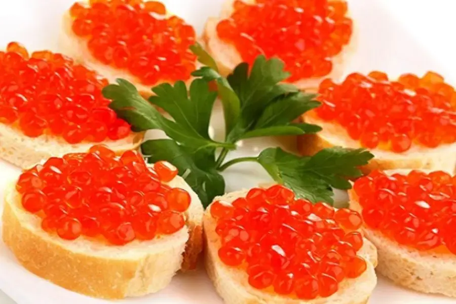 Trứng cá hồi có hương vị đậm đà, ăn kèm với bánh mì sẽ tạo cho bạn cảm giác khó quên