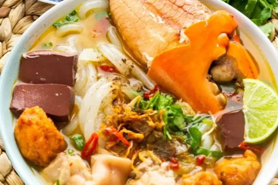 Bát bánh canh nóng hổi và ấm bụng