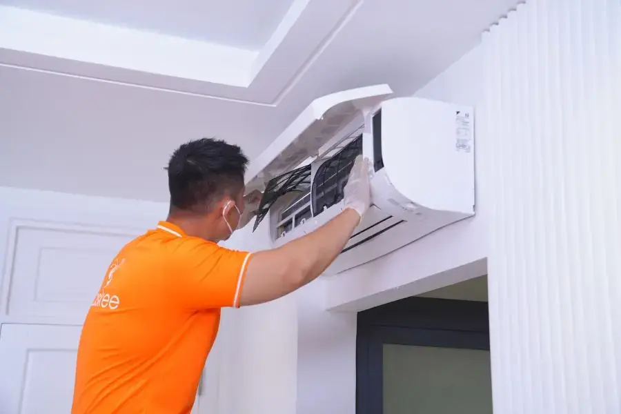 Lắp ráp các bộ phận và kiểm tra hoạt động của điều hoà.