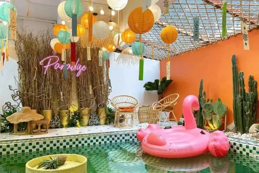 Quán cafe trang trí trung thu bằng đèn lồng treo trần nhà rất sang trọng.