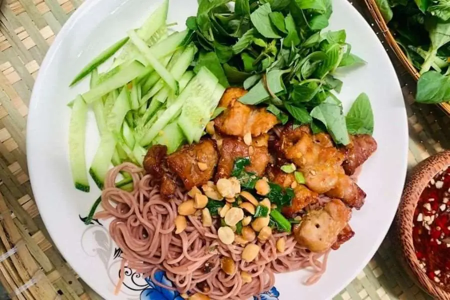 Có thể thay thế bún thịt nướng gạo trắng bằng gạo lứt để giảm thiểu lượng calo trong món ăn.