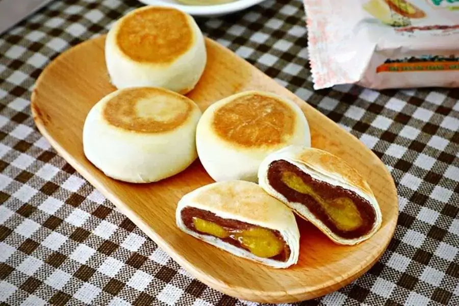 Bánh pía kim sa tan chảy, lạ miệng.