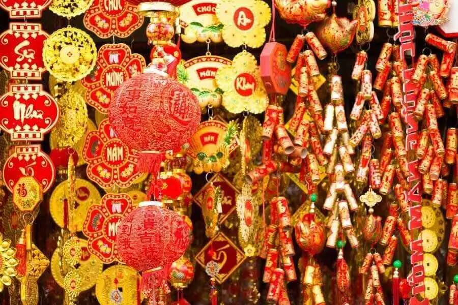 Dụng cụ trang trí được bán mỗi dịp Tết đến.