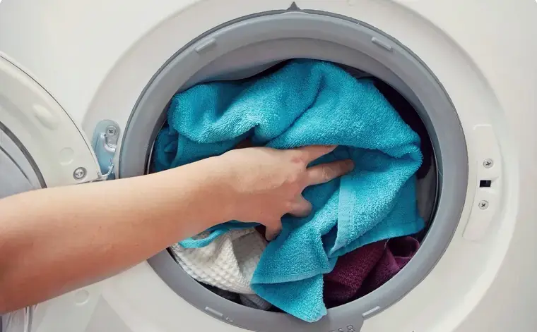 Không nhồi nhét quá nhiều quần áo trong mỗi lần giặt (Ảnh: dienmayxanh.com)