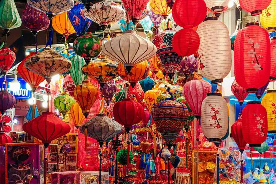 Phố đèn lồng Hùng Vương khoác lên mình bộ cánh rực rỡ vào mỗi dịp Trung thu.