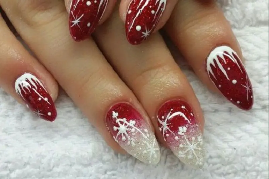 Mẫu nail Giáng Sinh pha màu họa tiết bông hoa tuyết.