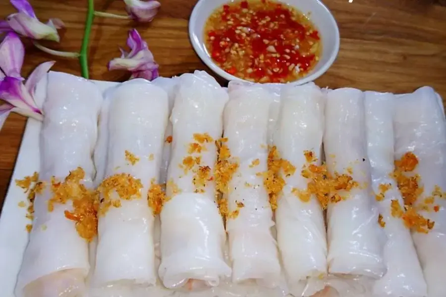 Bánh cuốn được làm từ bột gạo mịn, cuộn với nhân thịt heo, tôm, nấm hoặc trứng