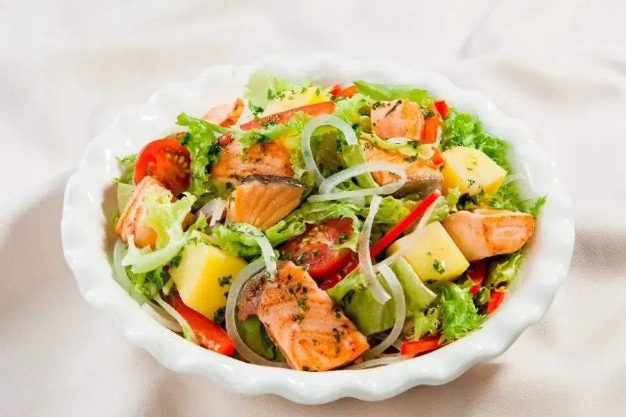 Món salad bơ cá hồi quen thuộc, thích hợp cho bữa sáng healthy