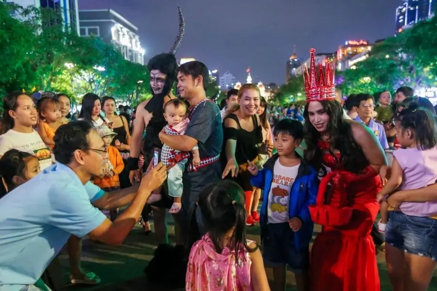 Phố đi bộ là một nơi tổ chức nhiều hoạt động thú vị trong dịp Halloween.