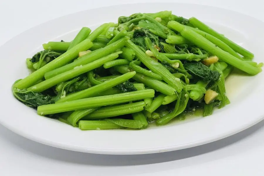 Rau bí (đọt bí) xào tỏi - Món rau xào thơm ngon và dinh dưỡng.
