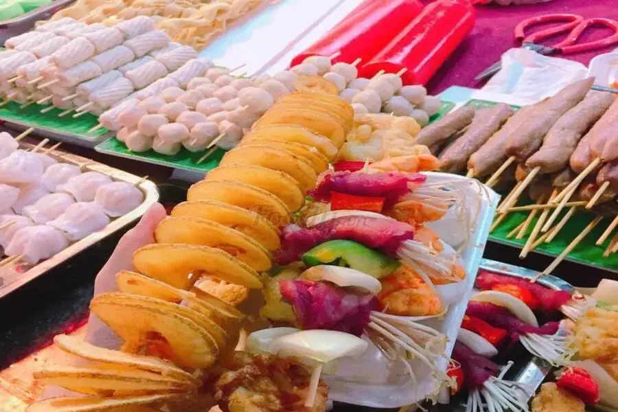 Ở hàng phố ẩm thực hàng Buồm có nhiều món ăn đa dạng.