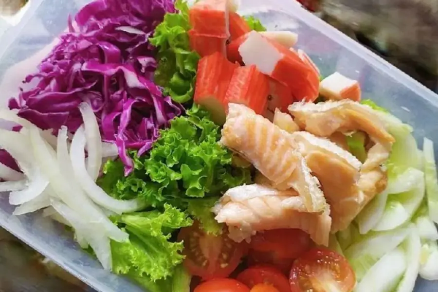 Chế biến lườn cá hồi thành món lườn cá hồi sốt cà chua bắt mắt và bổ dưỡng