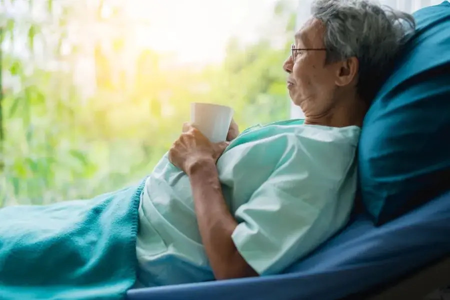 Đối tượng người già cần có máy lạnh 2 chiều
