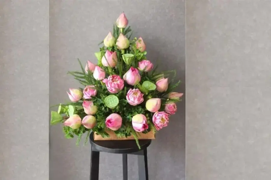 Cắm hoa sen kiểu nghìn tay là cách trang trí được nhiều người sử dụng trong dịp Tết tại nước ta.