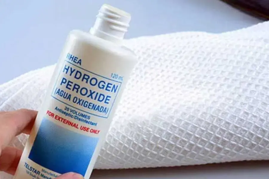 Sử dụng oxy già để tẩy áo trắng bị dính màu