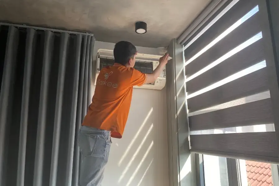 Tiến hành tháo rời các bộ phận để thực hiện vệ sinh. 