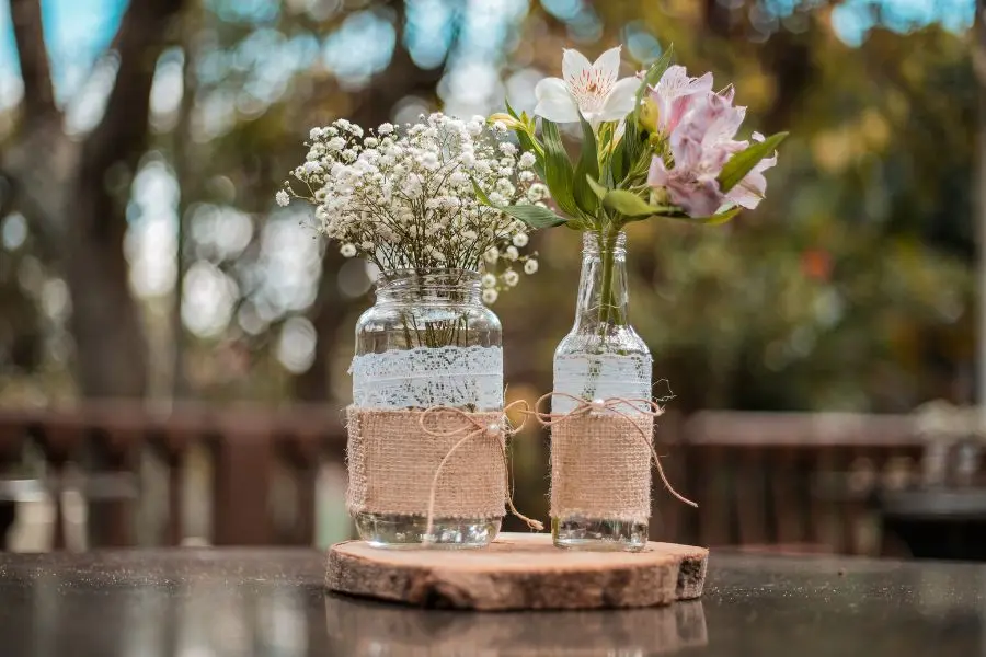 Trang trí lọ cắm hoa để bàn từ chai thủy tinh đã qua sử dụng