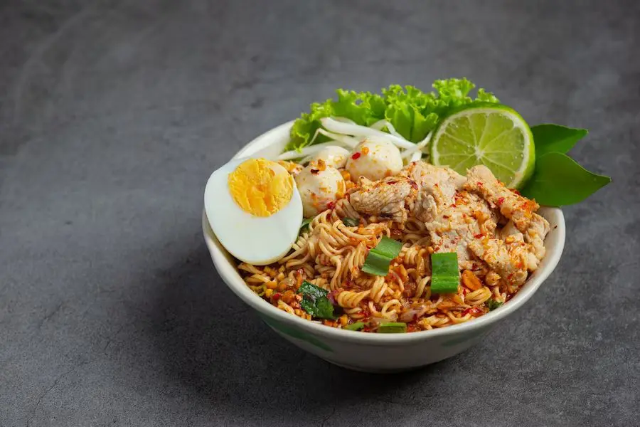 Nên nấu mì cay kết hợp với rau củ để đảm bảo không bị tăng cân.