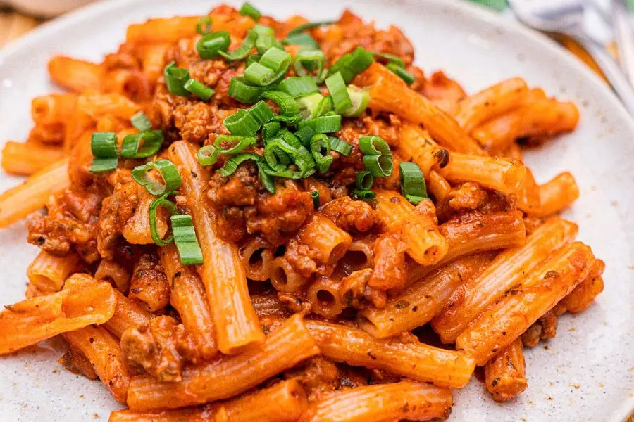 Một trong các món ngon cho bé 2 tuổi biếng ăn là nui xào thịt bò sốt cà chua.