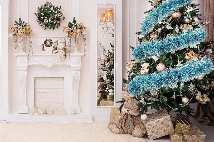 Dây kim tuyến sẽ giúp cây thông Noel gia đình bạn thêm nổi bật.
