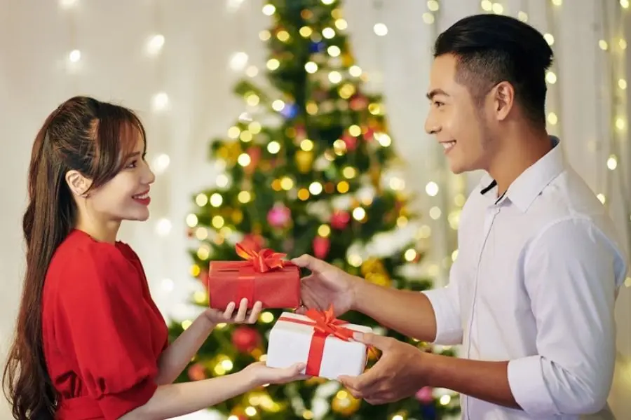 Lựa chọn không gian thích hợp để tặng quà.