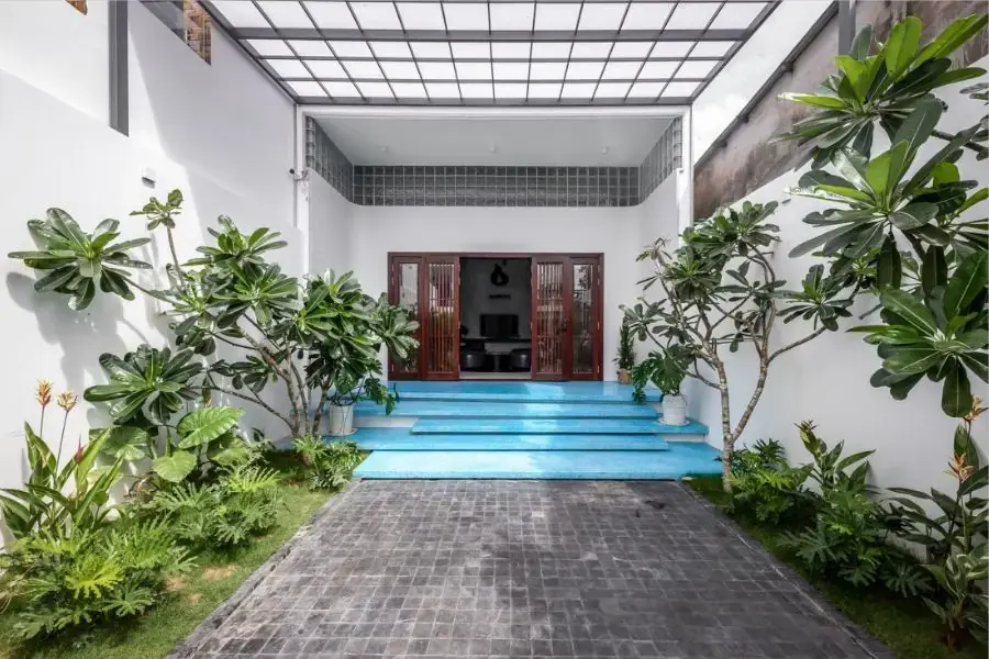 Giếng trời trước sân giúp tạo không gian rộng rãi cho ngôi nhà