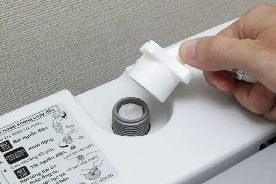 Tháo đầu cấp nước và vệ sinh sạch sẽ sau một thời gian sử dụng.