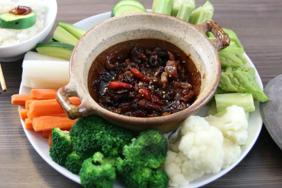 Món ăn chống ngán ngày Tết - kho quẹt: hương vị thanh đạm, tươi mát của rau củ, hòa quyện với vị mằn mặn của thịt tôm kho đầy hấp dẫn.