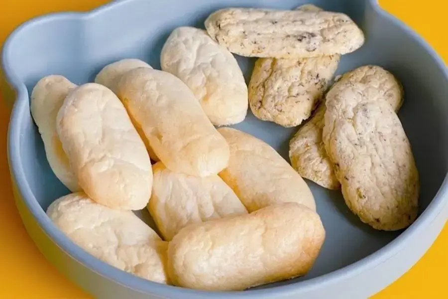 Nên chọn bánh ăn dặm mềm xốp, phù hợp với độ tuổi của bé.