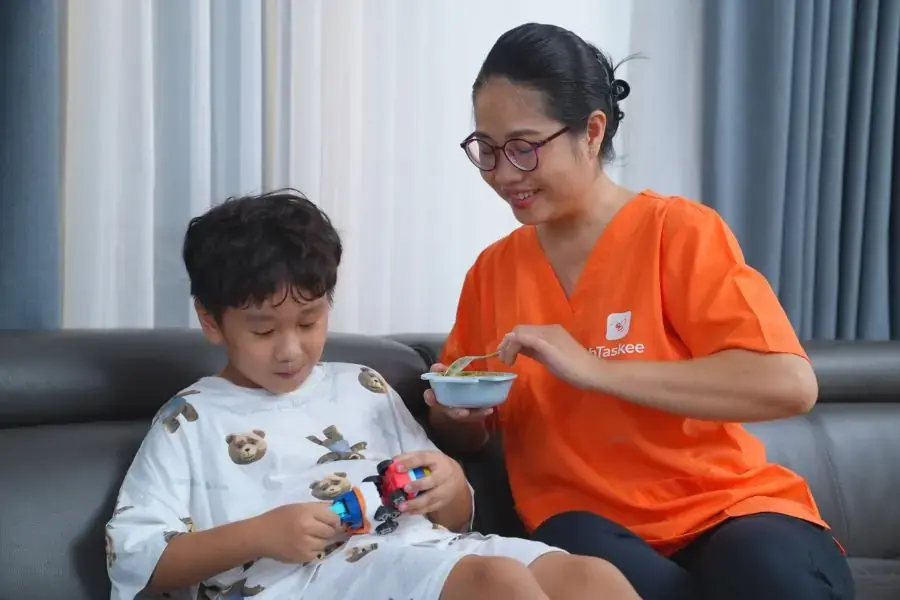 Bảo mẫu sẽ thực hiện chăm sóc cho trẻ chu đáo theo yêu cầu của phụ huynh.
