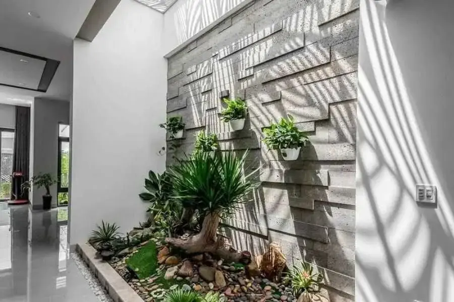 Không nên thiết kế giếng trời áp sát vách nhà bên cạnh và tách cửa sổ ra khỏi tấm chắn