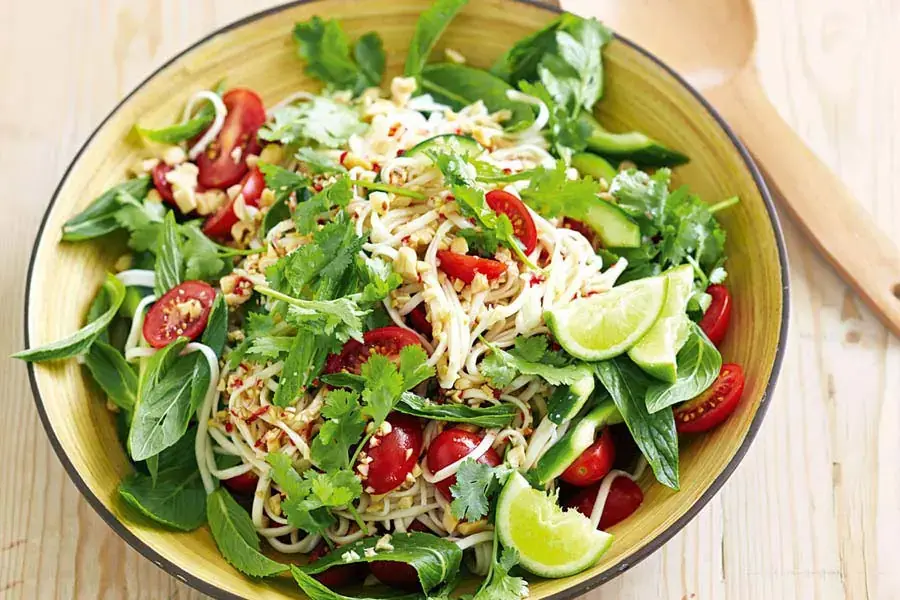 Salad rau củ là món ăn thanh đạm, hương vị hài hòa nhưng nhanh đói nên bạn cần chuẩn bị sẵn bữa xế chiều