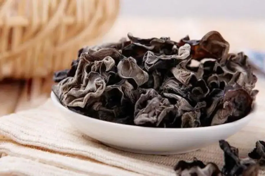Mộc nhĩ sau khi đem ngâm sẽ nở to và rất giòn