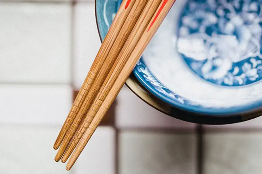 Bảo quản đũa ở nơi khô thoáng để hạn chế nấm mốc