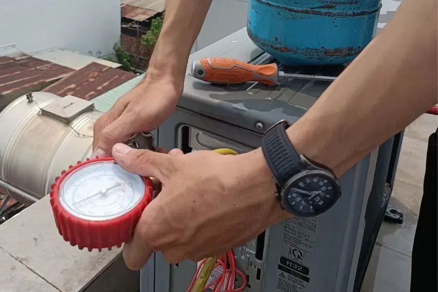 Khi điều hòa nháy đỏ bạn nên kiểm tra đường ống dẫn khí