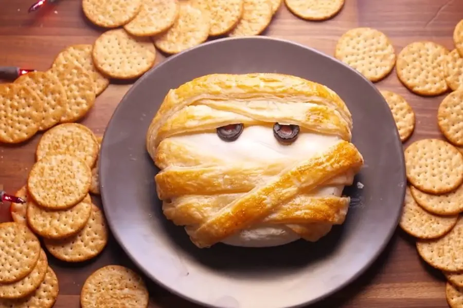 Bánh phô mai brie xác ướp là chiếc bánh brie nào độc đáo và nhìn dễ thương.